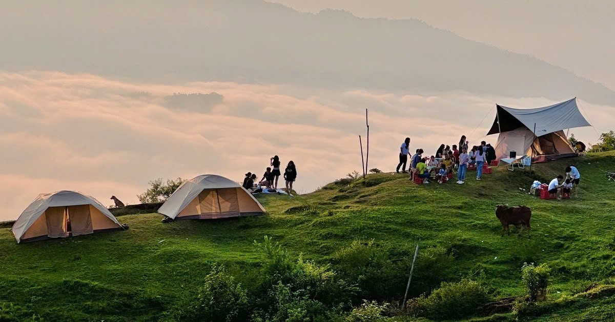 “Biển mây” nơi đây không thua kém những tọa độ nổi tiếng như Tà Xùa (Sơn La) hay Lảo Thẩn (Lào Cai), nhưng lại mang nét bình dị, yên tĩnh của một vùng đất chưa bị thương mại hóa. Ảnh Nguyễn Bình Nam
