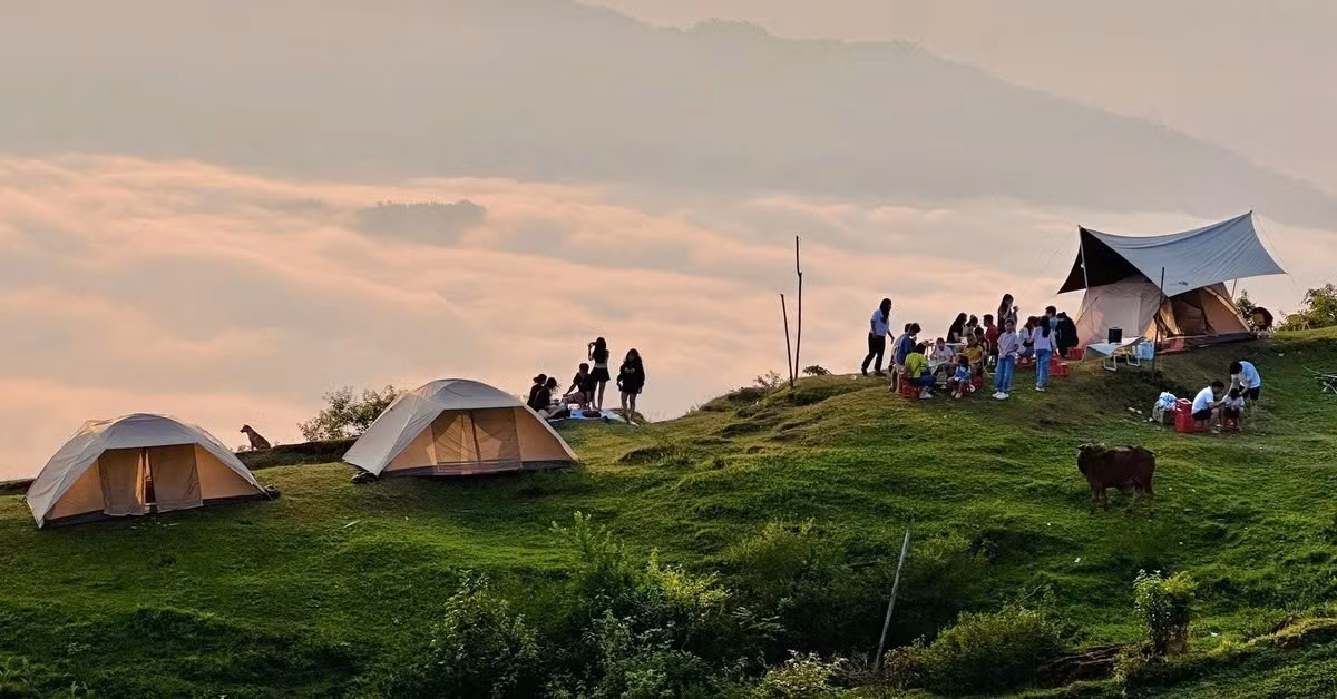 “Biển mây” nơi đây không thua kém những tọa độ nổi tiếng như Tà Xùa (Sơn La) hay Lảo Thẩn (Lào Cai), nhưng lại mang nét bình dị, yên tĩnh của một vùng đất chưa bị thương mại hóa. Ảnh Nguyễn Bình Nam