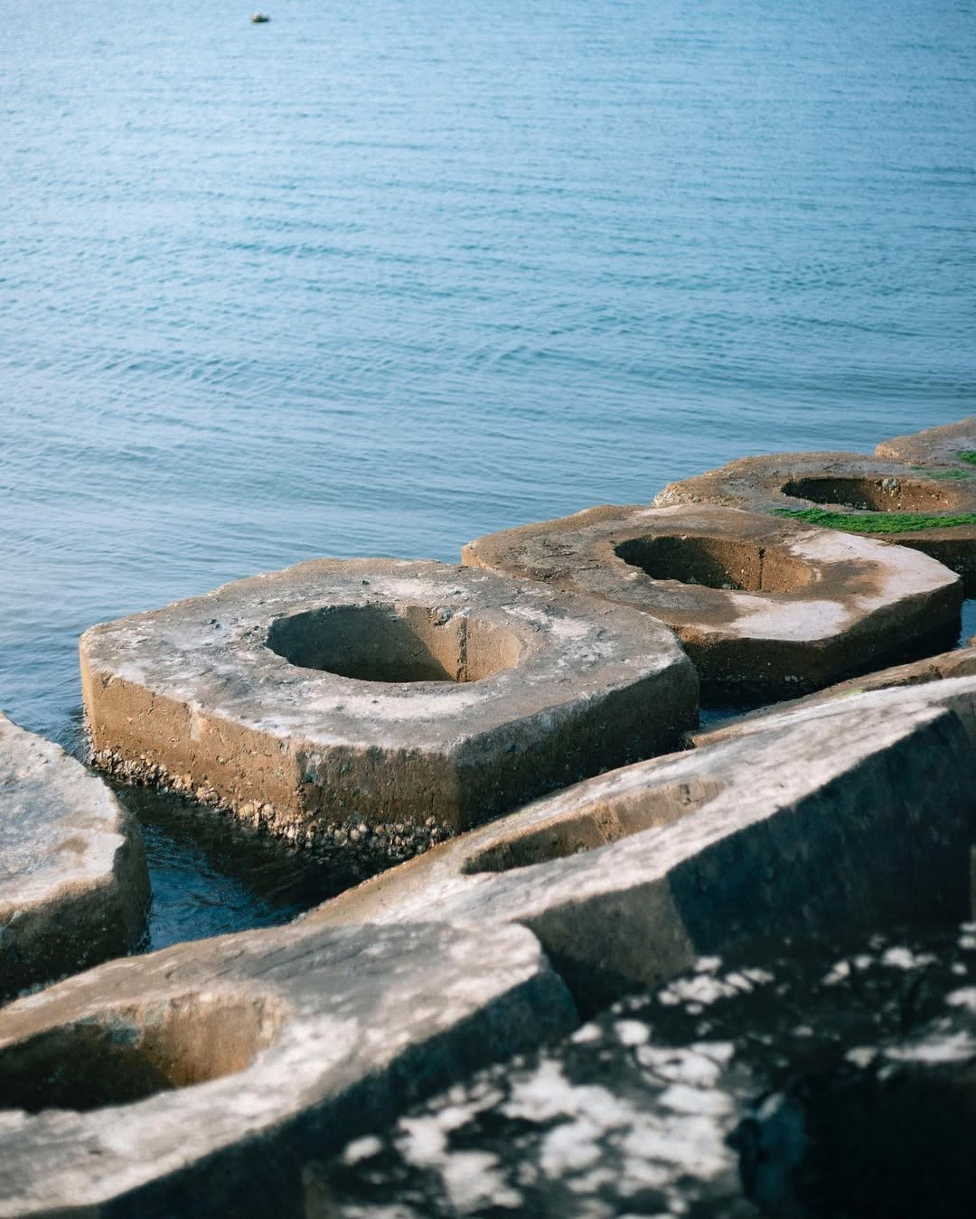 View -  Bãi đá thấp biển Hải Dương điểm check-in hoang sơ hút giới trẻ xứ Huế | Báo Tri thức và Cuộc sống - TIN TỨC PHỔ BIẾN KIẾN THỨC 24H