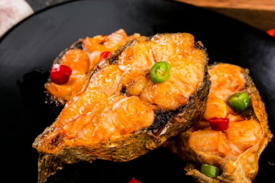 Theo chuyên gia dinh dưỡng, ăn cá vài lần mỗi tuần là cách đơn giản nhưng hiệu quả để duy trì sức khỏe, đặc biệt trong những ngày lạnh. Một số loại cá không chỉ thơm ngon mà còn giàu dưỡng chất, phù hợp để thưởng thức mùa đông gồm cá lóc, cá trắm đen và cá lăng. Ảnh minh họa