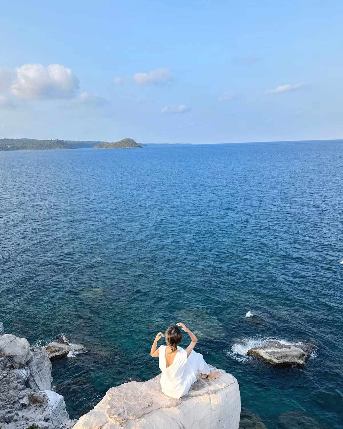 Điều đầu tiên khiến du khách bất ngờ là màu nước ở đây. Từ trên tàu nhìn xuống, biển Thổ Châu trong vắt thấy tận đáy. Bãi Ngự – nơi tập trung dân cư chính của đảo – sở hữu đường bờ biển cong hình lưỡi liềm, bãi cát trắng mịn và rặng dừa cổ thụ rì rào trong gió. Khi thủy triều xuống, từng bãi đá ngầm lộ ra, tạo thành những hồ nước tự nhiên giữa biển – nơi du khách có thể ngâm mình thư giãn, chụp ảnh hay ngắm san hô gần bờ. Ảnh Thu Thảo