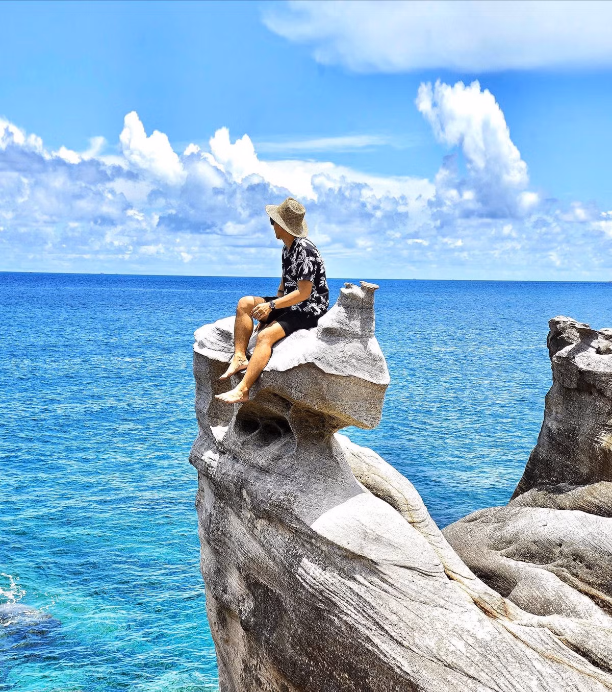 Cuộc sống ở Thổ Châu yên bình, đơn giản. Dân cư trên đảo chủ yếu sống bằng nghề đánh bắt hải sản, nên các món ăn từ biển ở đây rất tươi ngon, giá rẻ. Đặc sản nổi bật có thể kể đến là cá xanh xước nướng mọi, nhum nướng mỡ hành, canh rong biển tươi và mực hấp gừng. Hầu hết du khách đến đây đều nghỉ tại nhà dân theo mô hình homestay, được chủ nhà nấu ăn, hướng dẫn đường đi và thậm chí cho mượn xe máy để khám phá đảo. Ảnh iViVU