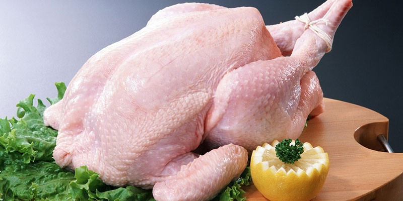 Tuy nhiên, theo Sohu, dù tốt cho sức khỏe, thịt gà không nên kết hợp tùy tiện với mọi loại thực phẩm. Một số món ăn quen thuộc khi dùng chung có thể gây mất cân bằng dinh dưỡng hoặc ảnh hưởng đến hệ tiêu hóa. Ảnh minh họa/ Nguồn internet