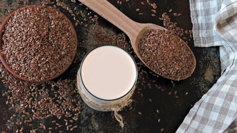 Một trong những món dễ làm và bổ dưỡng là sữa hạt lanh. Người dùng chỉ cần ngâm 100g hạt lanh trong nước khoảng 8 tiếng, xay nhuyễn với 1 lít nước, lọc lấy nước và đun trên lửa nhỏ. Thêm 5 quả chà là và 1 muỗng cà phê vani để tạo vị ngọt tự nhiên, sữa hạt lanh vừa mịn vừa giàu dưỡng chất, giúp ổn định đường huyết và nhẹ nhàng cho thận. Ảnh minh hoạ