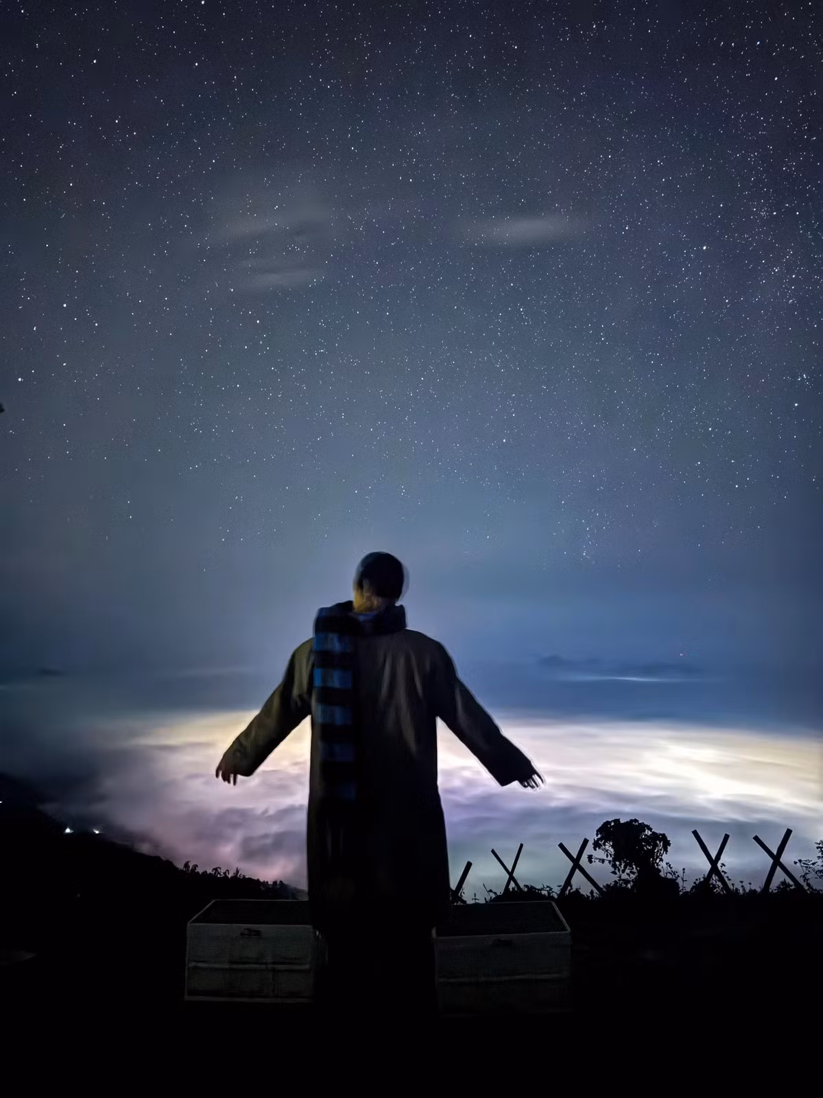 Với nhiều người, đến Tà Xùa là để săn mây. Nhưng với những ai yêu bầu trời, mùa hè trên đỉnh núi này lại là hành trình để chạm tay vào khoảng không sâu thẳm của vũ trụ – nơi có những vì sao vẫn lặng lẽ tỏa sáng giữa ngàn trùng bóng tối. Ảnh Hungpvan