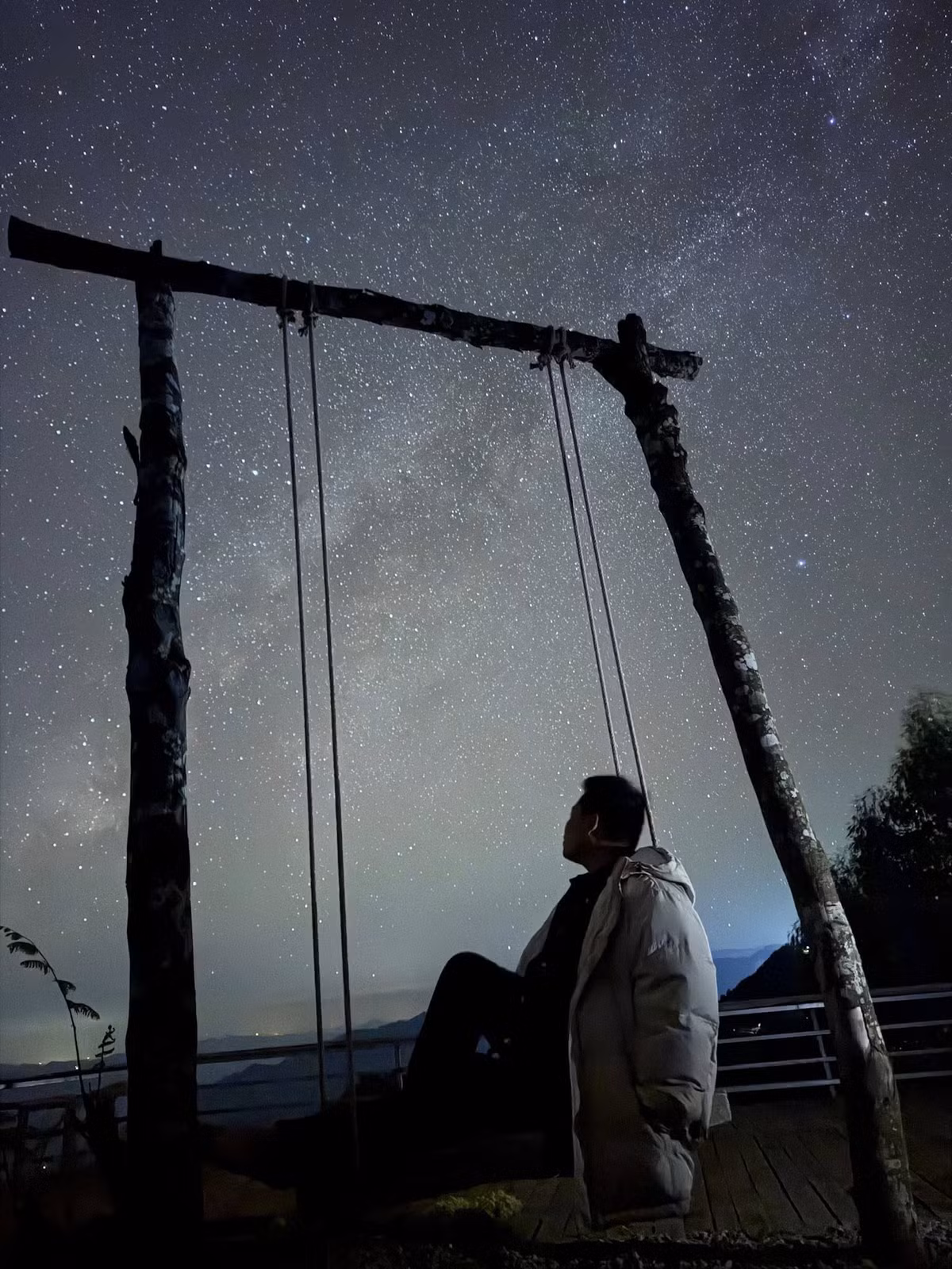 Ngoài thiết bị, du khách cũng nên mang theo lều trại chất lượng, túi ngủ giữ ấm, nước uống, đồ ăn nhẹ và đặc biệt là túi đựng rác để không xả thải ra môi trường. Những nhóm phượt giàu kinh nghiệm thường mang theo sẵn bếp ga mini để nấu nước nóng, pha trà giữa rừng – một thú vui nhỏ nhưng đem lại cảm giác bình yên giữa thiên nhiên hoang vắng. Ảnh Vanh Vanh