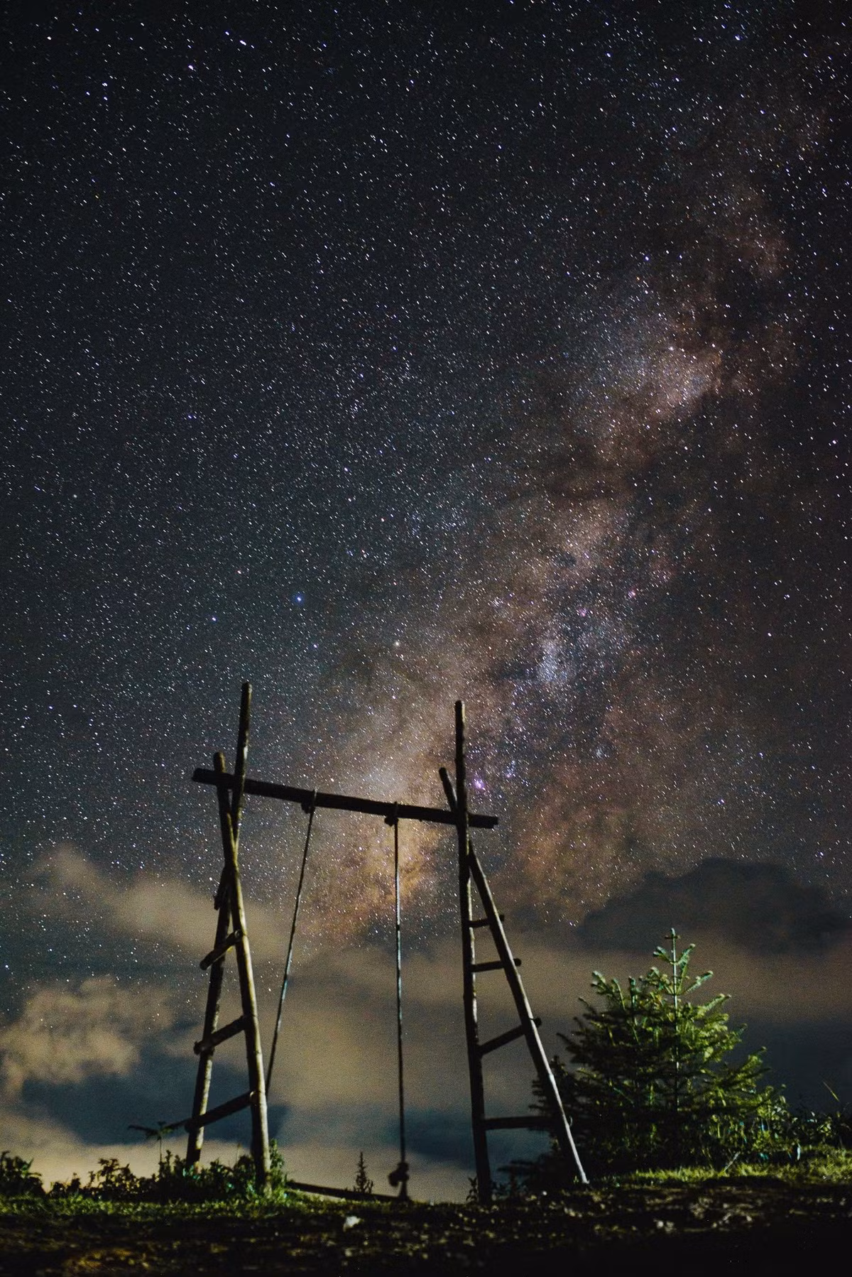 “Tôi từng ba lần quay lại Tà Xùa để săn sao. Có lần mây kéo đến che kín trời, có lần chụp được một dải Ngân Hà vắt ngang sống lưng núi – bức ảnh đó khiến tôi xúc động mỗi lần nhìn lại”, anh Nguyễn Tấn Đạt – một người đam mê nhiếp ảnh thiên văn chia sẻ. Ảnh Vanh Vanh
