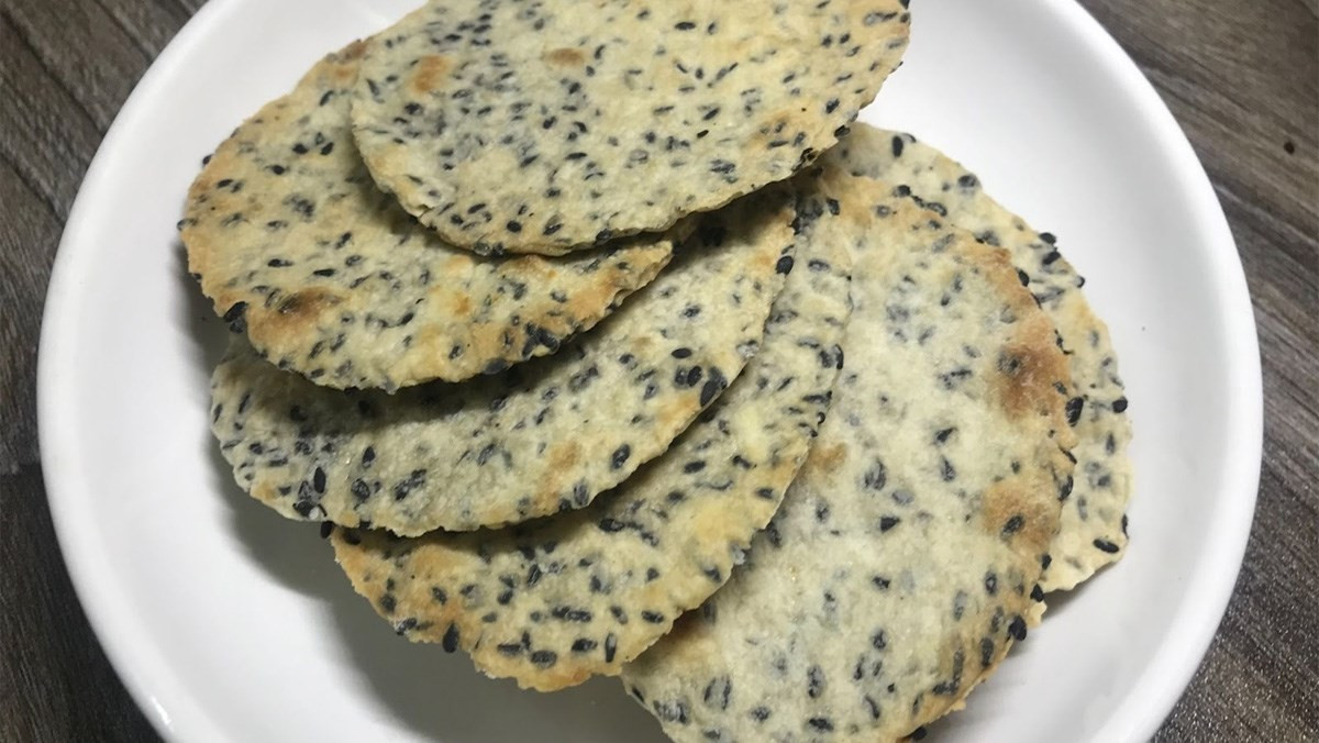 Thay vì sử dụng mè đen như một thực phẩm đơn lẻ, các chuyên gia khuyến cáo nên kết hợp mè đen vào bữa ăn hằng ngày để bổ sung dưỡng chất đều đặn cho cơ thể. Mè đen có thể được thêm vào bánh, cơm nắm, món xào, cháo hoặc các món ngũ cốc, giúp đa dạng khẩu phần ăn. Ảnh minh họa