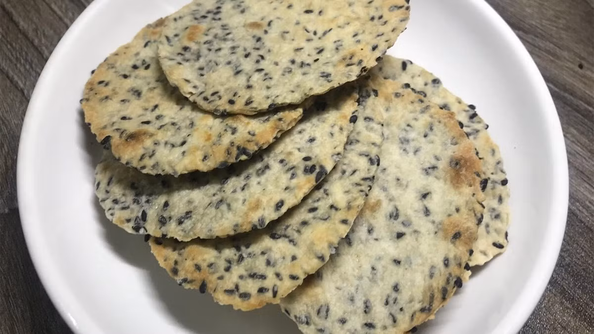 Thay vì sử dụng mè đen như một thực phẩm đơn lẻ, các chuyên gia khuyến cáo nên kết hợp mè đen vào bữa ăn hằng ngày để bổ sung dưỡng chất đều đặn cho cơ thể. Mè đen có thể được thêm vào bánh, cơm nắm, món xào, cháo hoặc các món ngũ cốc, giúp đa dạng khẩu phần ăn. Ảnh minh họa