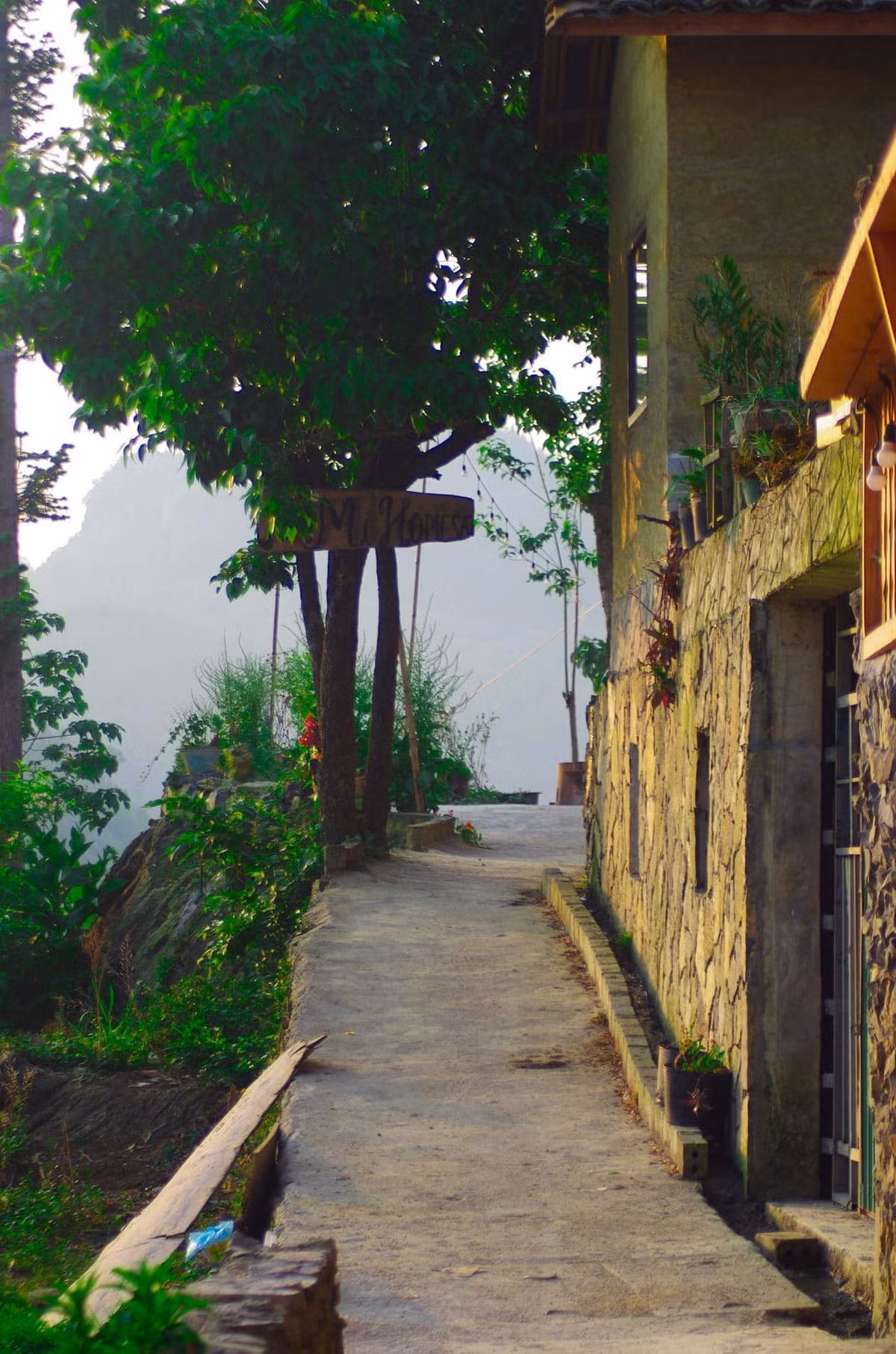 Cả không gian như được bao phủ bởi một làn sương mỏng manh, làm cho không khí nơi đây thêm phần trong lành, tĩnh lặng.