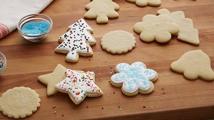 Những chiếc bánh sau khi cắt được xếp ngay ngắn lên khay có lót giấy nến và đưa vào lò nướng. Bánh được nướng ở nhiệt độ 200 độ C trong khoảng 5 phút, sau đó hạ nhiệt xuống 170 độ C và nướng thêm từ 7 đến 10 phút cho đến khi bánh chín vàng nhẹ, giòn đều nhưng không bị khô. Ảnh minh họa