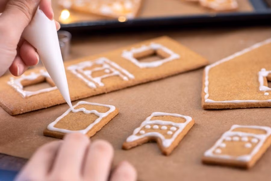 Phần bột thừa được gom lại, cán mỏng và tiếp tục tạo hình cho đến khi hết. Ảnh minh họa