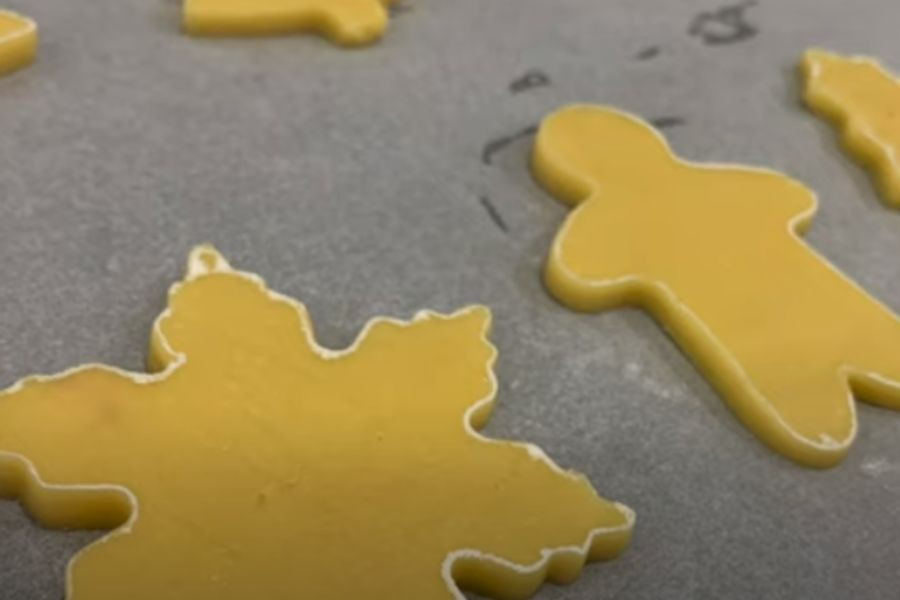 Khối bột này được cán mỏng với độ dày khoảng 0,3cm rồi cho vào ngăn đá tủ lạnh khoảng 30 phút để bột cứng lại, giúp việc tạo hình trở nên dễ dàng hơn. Ảnh minh họa