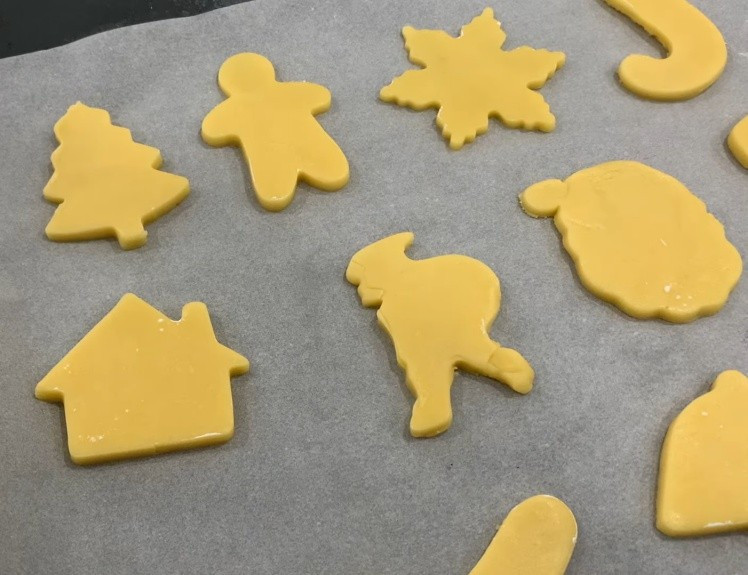 Sau đó, bột mì đa dụng được rây từ từ vào hỗn hợp, trộn nhẹ tay cho đến khi tạo thành khối bột mịn, không dính tay. Ảnh minh họa