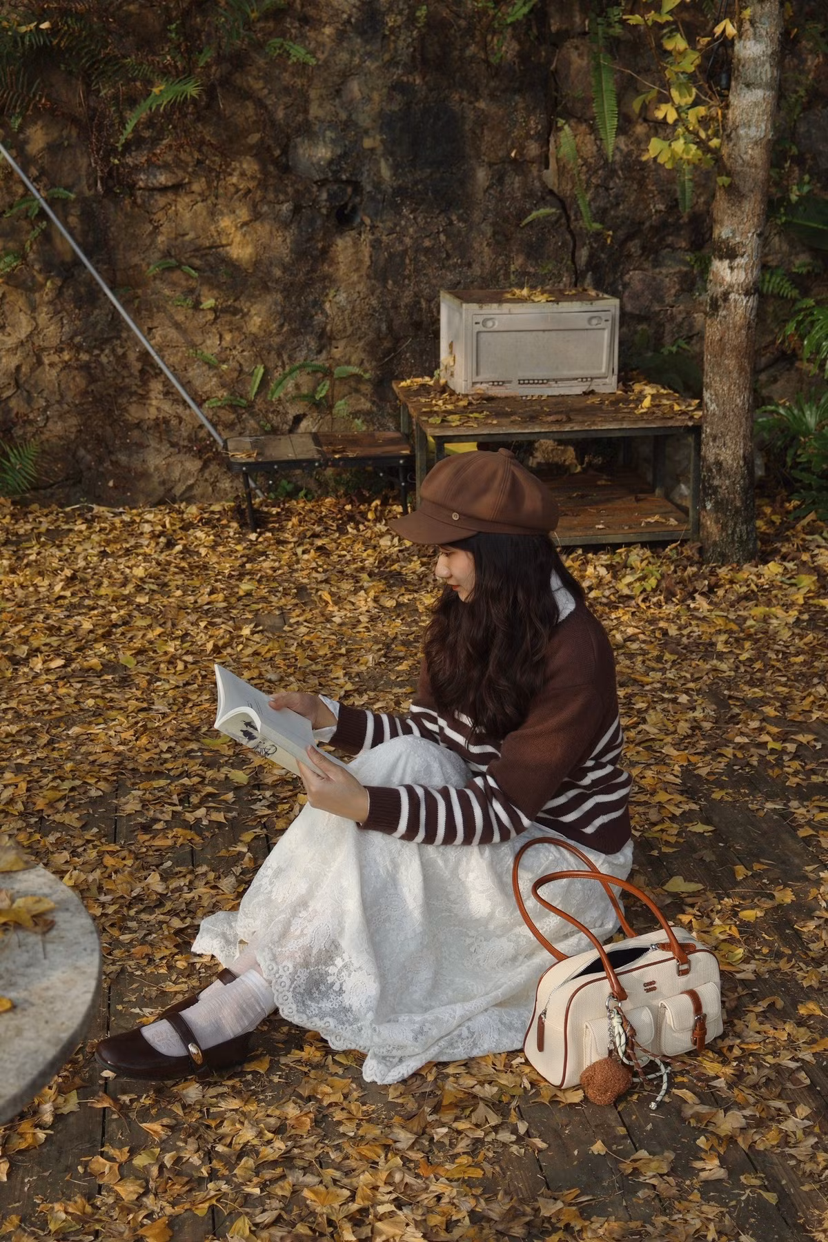 Ngân hạnh là loài cây thân gỗ, tán nhọn, cành dài và tỏa rộng theo thời gian. Điểm đặc biệt khiến cây ngân hạnh trở nên nổi bật là hình dáng lá quạt độc đáo, với các gân tỏa đều, tạo nên hoa văn tự nhiên đẹp mắt. Ảnh Linh Jii