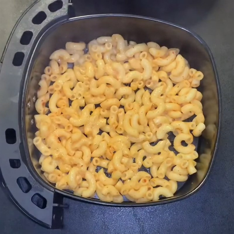 Ngũ cốc sống như gạo, mì ống, nui hay quinoa cũng không nên chế biến trong nồi chiên không dầu. Chúng cần độ ẩm để nở và chín đều, trong khi nồi chiên tạo luồng khí nóng khô. Nếu cố chế biến, thực phẩm sẽ bị cháy hoặc không chín. Tuy nhiên, cơm đã nấu chín có thể đưa vào nồi chiên để tạo kết cấu săn, giòn hạt, tương tự món cơm rang. Ảnh minh họa