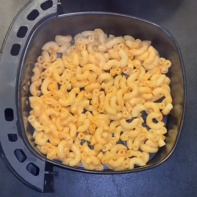 Ngũ cốc sống như gạo, mì ống, nui hay quinoa cũng không nên chế biến trong nồi chiên không dầu. Chúng cần độ ẩm để nở và chín đều, trong khi nồi chiên tạo luồng khí nóng khô. Nếu cố chế biến, thực phẩm sẽ bị cháy hoặc không chín. Tuy nhiên, cơm đã nấu chín có thể đưa vào nồi chiên để tạo kết cấu săn, giòn hạt, tương tự món cơm rang. Ảnh minh họa