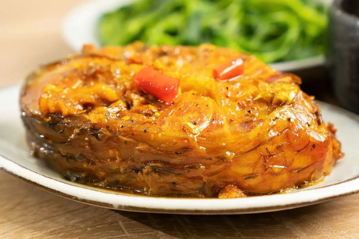 Cá trắm đen lại nổi bật với thịt dày, ngọt và hơi béo, rất hợp để chế biến các món om, kho hoặc nấu lẩu. Khi ninh kỹ, xương và phần bụng cá tiết ra gelatine, tạo vị ngọt đậm, giúp bát canh mùa đông thêm thơm và bổ dưỡng. Ảnh minh họa