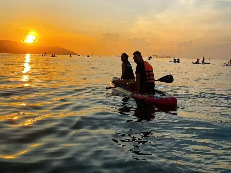 Khi chiều buông, mặt trời đỏ rực phản chiếu lên mặt nước, tạo nên khung cảnh hoàng hôn lãng mạn hiếm nơi nào có được. Ảnh Traveloka