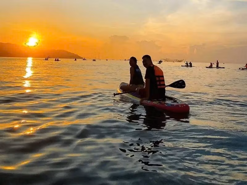 Khi chiều buông, mặt trời đỏ rực phản chiếu lên mặt nước, tạo nên khung cảnh hoàng hôn lãng mạn hiếm nơi nào có được. Ảnh Traveloka