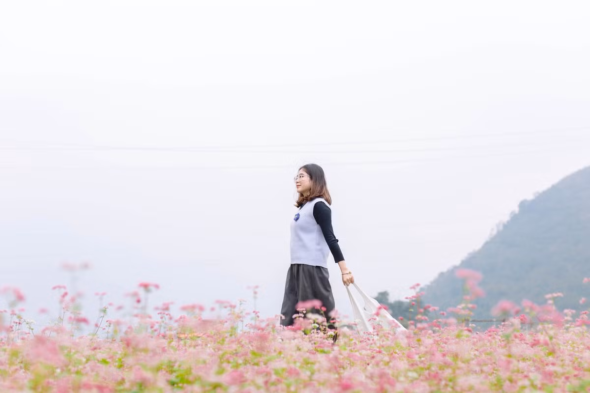 Sự chuyển sắc này tạo nên một bức tranh thiên nhiên sống động, khiến bất cứ du khách nào cũng phải trầm trồ trước vẻ đẹp vừa lãng mạn vừa nên thơ. Đi dọc các triền đồi, xen kẽ những mỏm đá khô cằn, từng thung lũng hoa như trải dài bất tận, vừa hoang sơ vừa hút hồn. Ảnh Trang Phạm