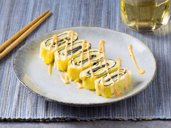 Rong biển cuộn trứng là món ăn hấp dẫn khác. Trứng đánh đều với muối, tiêu và hành lá, chiên mỏng rồi đặt rong biển lên trên và cuộn lại. Món này vừa ngon miệng, vừa bắt mắt, phù hợp làm bữa sáng hoặc ăn nhẹ. Ảnh minh họa