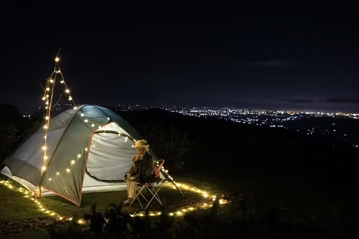 Ngắm mây, đón bình minh đồng nghĩa với việc phải dậy sớm. Với những người ngại di chuyển từ tinh mơ, lựa chọn cắm trại qua đêm trên đồi là phương án lý tưởng. Giữa không gian cao thoáng, tách biệt khỏi phố xá, du khách có thể ngủ giữa đất trời, sáng thức dậy đã kịp chào mặt trời vừa ló rạng. Ban đêm, đồi Vô Ưu gần như chỉ còn tiếng gió và âm thanh núi rừng, mang lại cảm giác biệt lập hoàn toàn với nhịp sống thường ngày. Ảnh Vudumuc