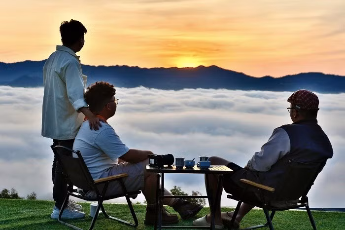 Sau một năm bộn bề, những chuyến đi ngắn ngày về với thiên nhiên thường được xem như cách “nạp lại năng lượng” hiệu quả. Đồi Vô Ưu không phải điểm đến quá nổi tiếng, cũng không có nhiều dịch vụ giải trí, nhưng chính sự giản dị ấy lại tạo nên sức hút. Ảnh dulichvietnam