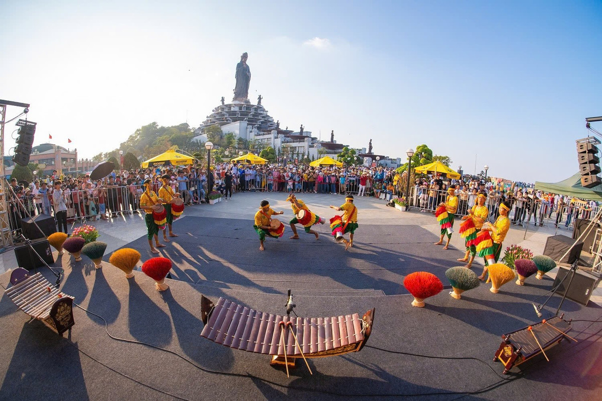 Ngoài yếu tố tâm linh, quần thể núi Bà Đen còn gây ấn tượng với nhiều điểm check-in như cột mốc 986m, ban công ngắm mây Vân Sơn, vườn hoa tulip, cổng trời Vân Sơn hay tượng Phật Bà Tây Bổ Đà Sơn. Đặc biệt, từ ngày 20/2/2026 (tức mùng 4 Tết), lễ hội “Hương sắc Tây Ninh 2026” sẽ diễn ra với chuỗi hoạt động văn hóa – nghệ thuật dân gian, góp phần tạo điểm nhấn cho mùa du xuân năm nay.