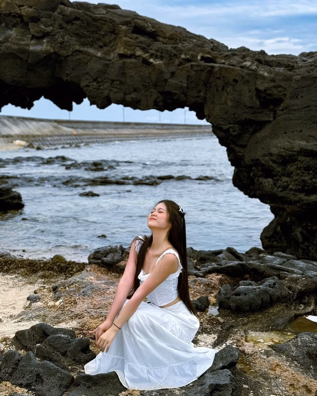 Vòm đá tự nhiên nằm nép mình bên bờ biển xanh trong, trắng mịn ấy được nhiều người gọi bằng cái tên đầy mỹ miều: “cánh cổng trời và biển”. Ảnh lizzsme