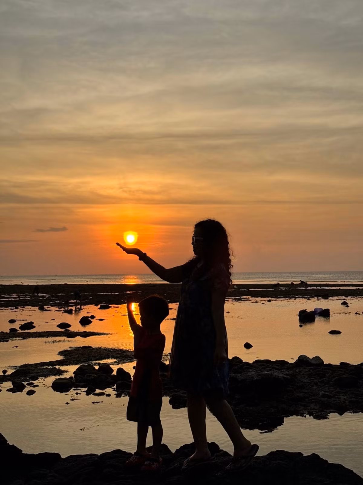 Do được hình thành từ nham thạch núi lửa, bề mặt đá ở Cổng Tò Vò khá gồ ghề và trơn trượt, đặc biệt khi có sóng lớn. Du khách khi leo trèo, chụp ảnh nên chú ý an toàn, tránh đứng quá sát mép vòm đá. Đồng thời, cần giữ gìn vệ sinh, không khắc vẽ, bẻ gãy những mảng đá để bảo tồn nguyên vẹn vẻ đẹp tự nhiên hiếm có của nơi này. Ảnh Nguyễn Kim Nga