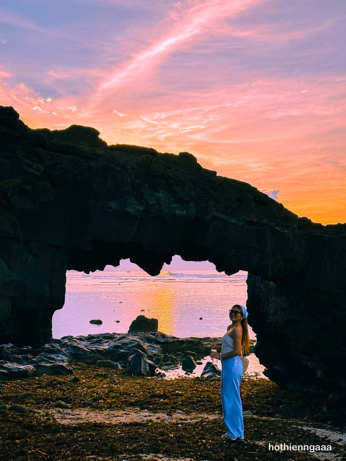 Đặc biệt, khoảnh khắc ngắm bình minh hay hoàng hôn ở Cổng Tò Vò luôn là trải nghiệm đáng nhớ. Khi mặt trời lên, tia nắng chiếu qua vòm đá, phản chiếu xuống mặt biển lấp lánh; còn lúc chiều tà, ánh hoàng hôn đỏ rực phủ xuống, biến nơi đây thành bức tranh thơ mộng đến nao lòng. Ảnh Hồ Thiên Nga