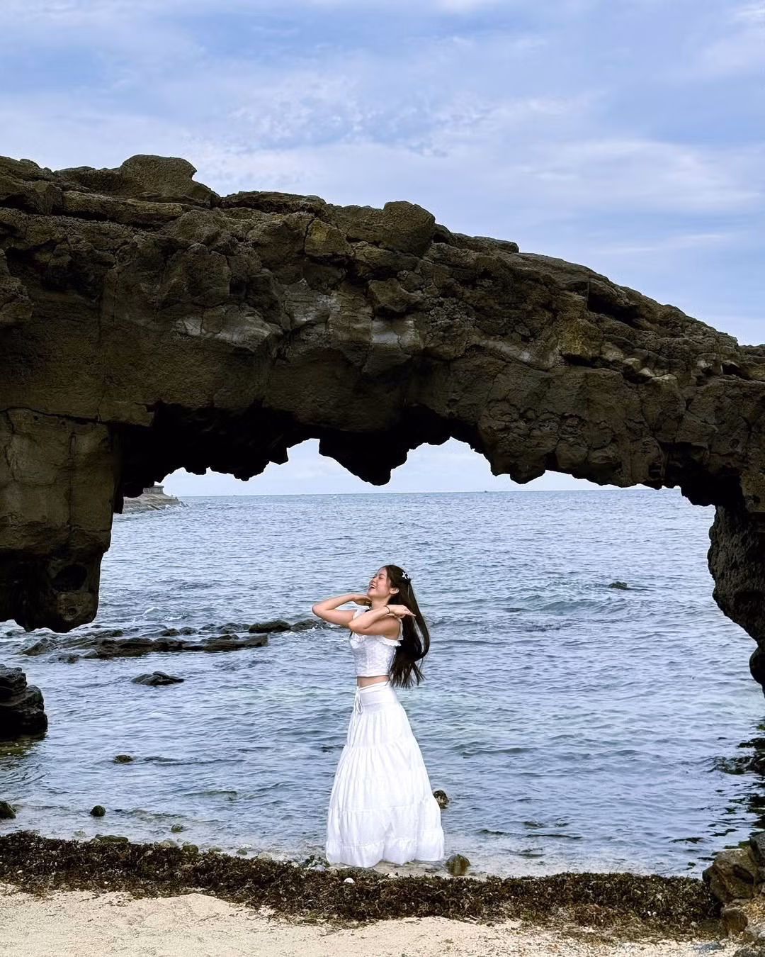 Cổng Tò Vò là kết quả kỳ diệu của tự nhiên: những dòng nham thạch từ miệng núi lửa cổ trào ra, gặp nước biển nguội lạnh rồi đông cứng lại, dần dần tạo nên một vòm đá có hình dáng giống chiếc cổng trời. Ảnh lizzsme