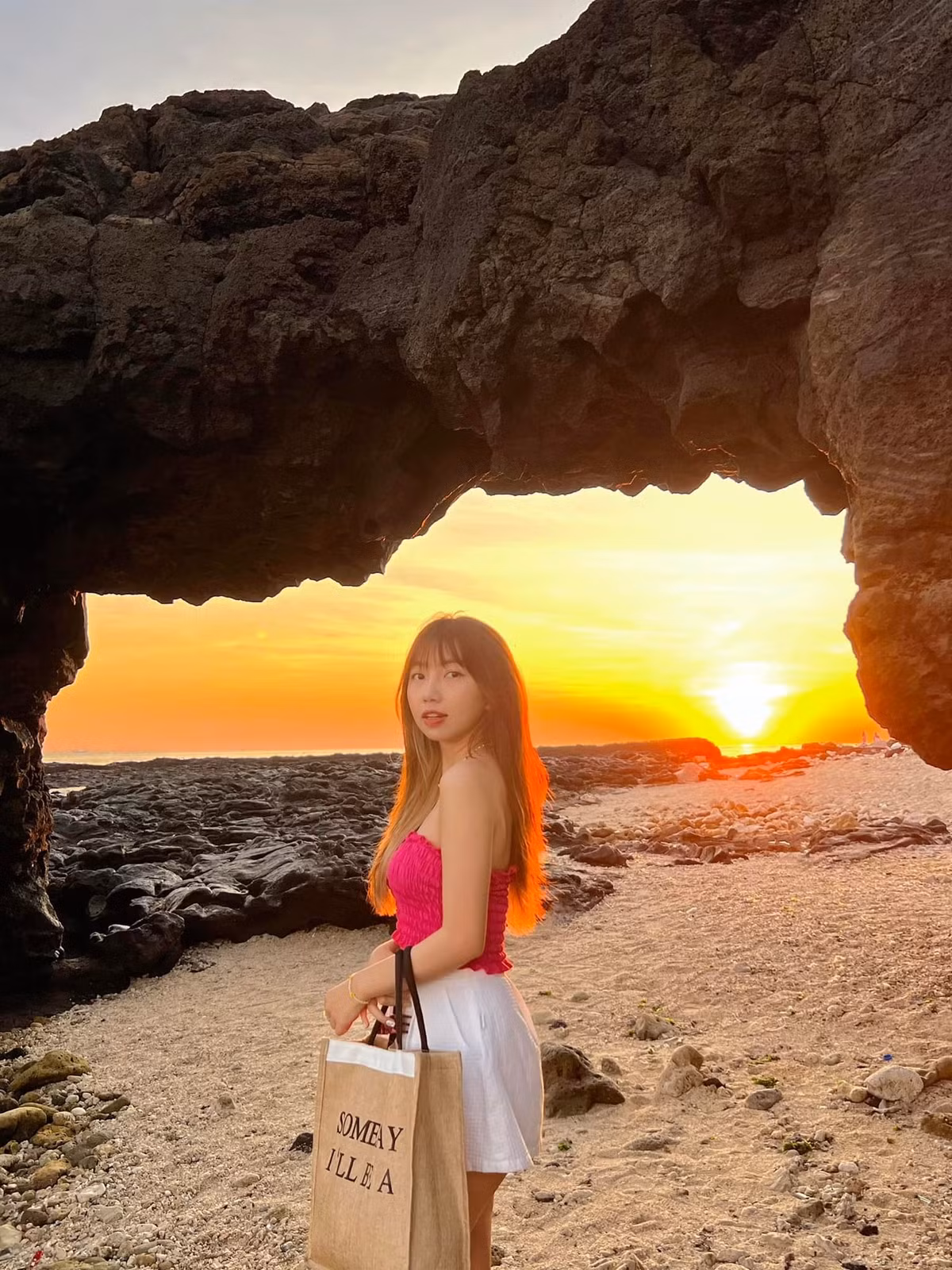 Không chỉ là một thắng cảnh độc đáo, Cổng Tò Vò còn là nơi du khách có thể thỏa sức check-in với những khung hình sống ảo ấn tượng. Khi đứng dưới vòm đá, hướng mắt ra đại dương bao la, du khách dễ dàng tạo nên bức ảnh với phông nền “thiên nhiên hùng vĩ”, vừa có sự mềm mại của biển trời, vừa có nét mạnh mẽ của đá núi. Ảnh Internet