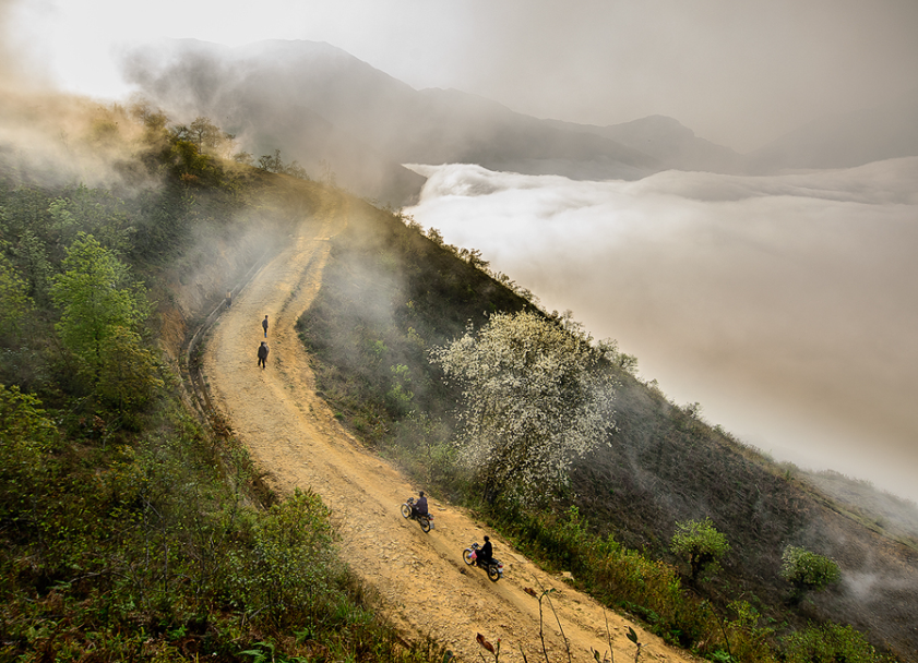 Apabila matahari terbit, cahaya lembut menyelimuti lautan awan, menyerlahkan bumbung, denai dan padang teres yang berliku-liku, mencipta pemandangan ajaib yang mana-mana pelawat ingin menangkap dengan kamera mereka. Ekstrails foto
