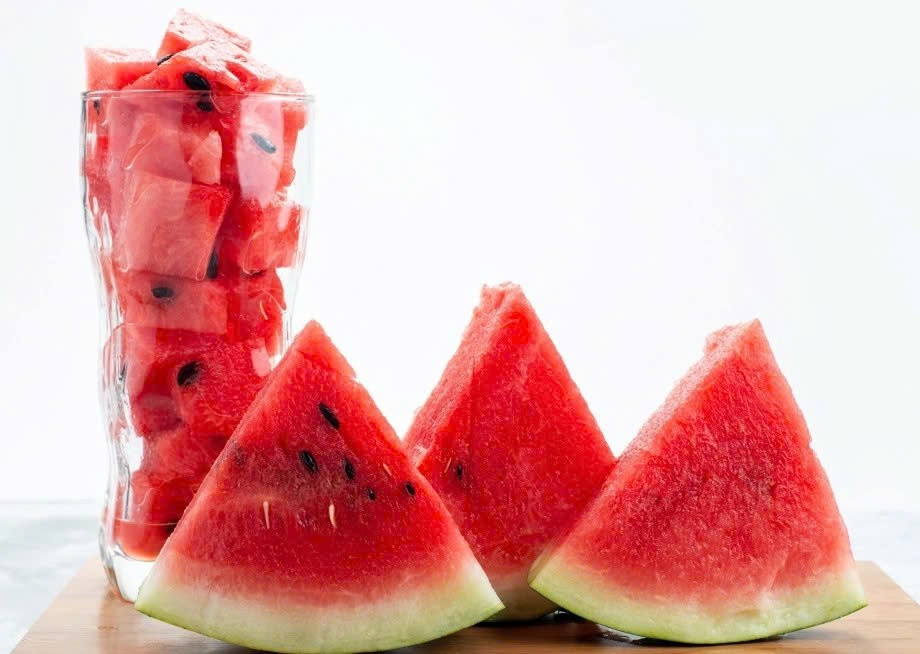 Bạn có thể thưởng thức dưa hấu như món ăn nhẹ, giải khát hoặc kết hợp trong salad trái cây. Đây là lựa chọn vừa dễ ăn, vừa giúp cơ thể giữ cân bằng điện giải, giảm mệt mỏi và chuột rút cơ.