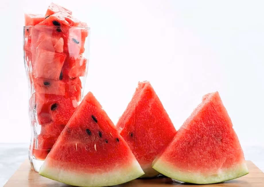 Bạn có thể thưởng thức dưa hấu như món ăn nhẹ, giải khát hoặc kết hợp trong salad trái cây. Đây là lựa chọn vừa dễ ăn, vừa giúp cơ thể giữ cân bằng điện giải, giảm mệt mỏi và chuột rút cơ.