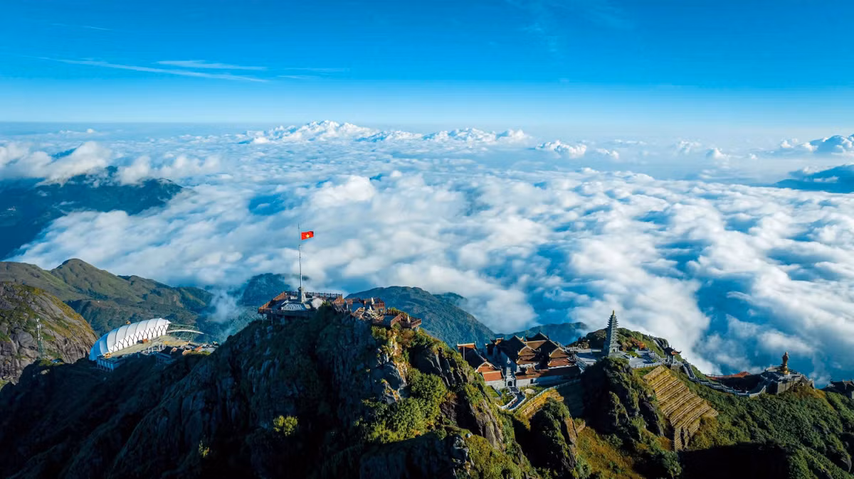 Không chỉ có mây trắng, tháng 10 và 11 ở Fansipan còn là mùa hoa nở rộ. Dưới chân núi, những thảm hoa tím trải dài tựa dải lụa mộng mị, điểm xuyết là hoa tam giác mạch, cẩm tú cầu, muồng vàng và hoa hồng. Mỗi góc nhỏ đều trở thành phông nền lý tưởng cho bức ảnh “check-in” mang đậm hơi thở Tây Bắc. Ảnh Bùi Văn Hải