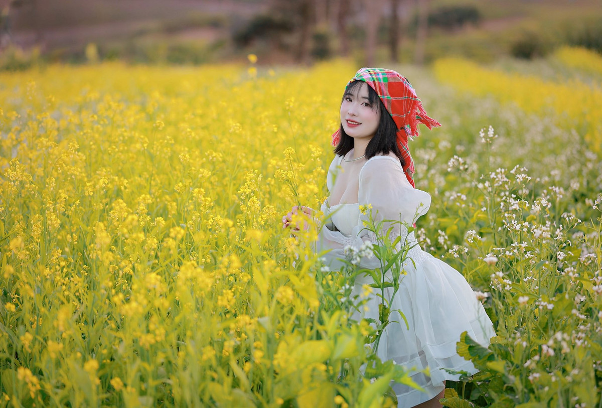 Đến với Mộc Châu mùa cải vàng, du khách có thể dành thời gian khám phá thêm những địa danh quen thuộc như đồi chè Trái Tim, thác Dải Yếm, hang Dơi… Đây cũng là dịp để thưởng thức ẩm thực đặc trưng với các món bê chao, cá suối, sữa tươi và nhiều sản phẩm chế biến từ sữa. Ảnh Lỏi Tươi Farm