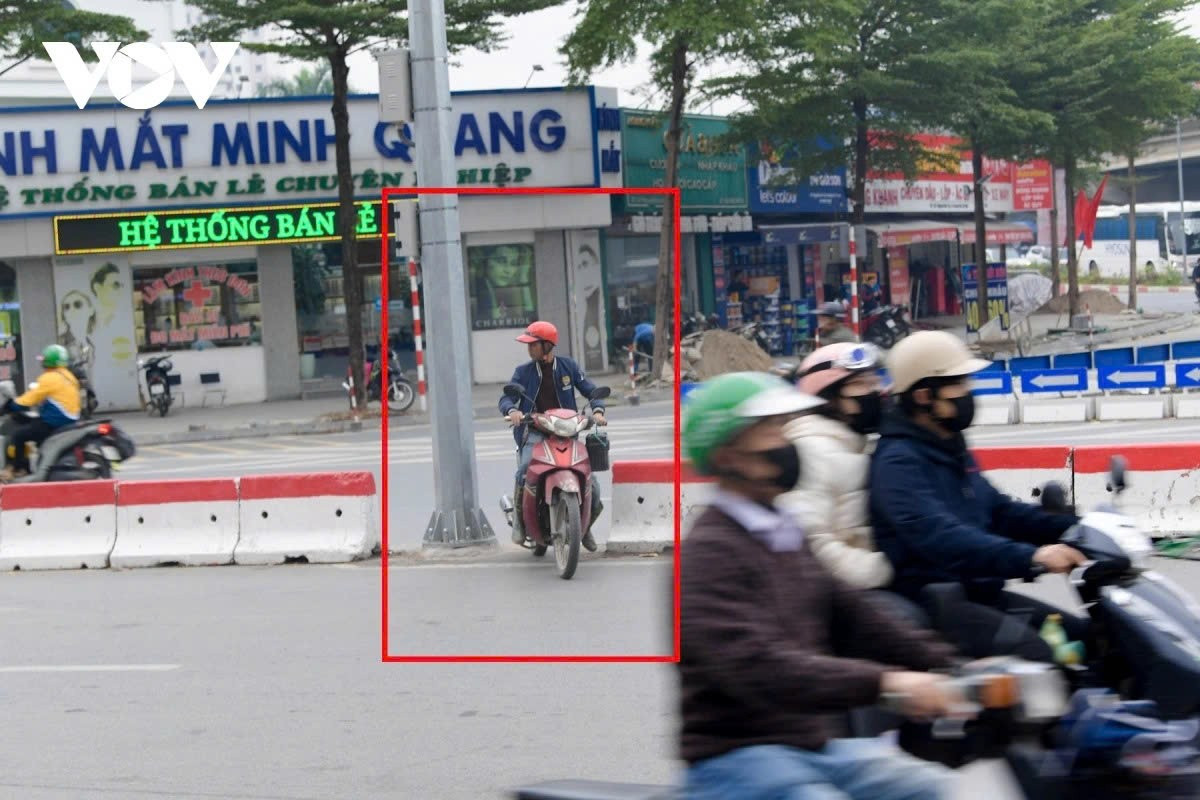 Tại nút giao Nguyễn Hữu Thọ - Vành đai 3, lác đác vẫn còn một số người điều khiển xe chọn cách "đi ngang giẽ tắt" qua tín hiệu đèn.