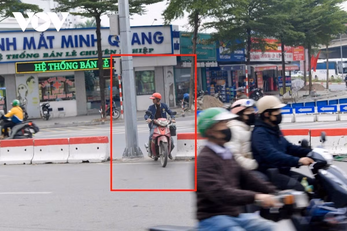 Tại nút giao Nguyễn Hữu Thọ - Vành đai 3, lác đác vẫn còn một số người điều khiển xe chọn cách "đi ngang giẽ tắt" qua tín hiệu đèn.