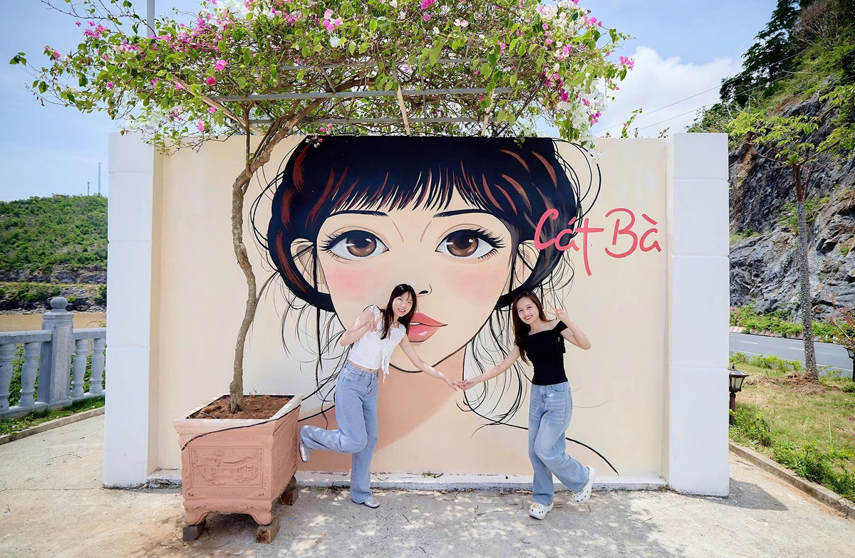 Trào lưu check-in “cô gái Cát Bà” đang lan nhanh trên Facebook, Instagram và TikTok. Nhiều bạn trẻ hào hứng tìm đến “con đường nghệ thuật” này không chỉ để săn ảnh đẹp mà còn để cảm nhận một khía cạnh mới mẻ, sáng tạo của hòn đảo – nơi không chỉ có thiên nhiên hoang sơ mà còn ẩn chứa sức sống đương đại. Ảnh Thái Anh