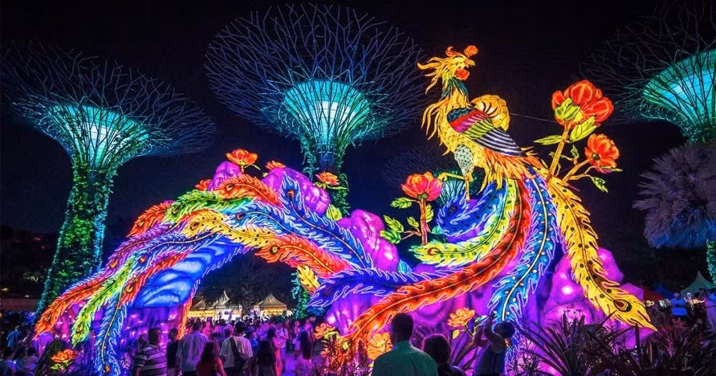Tại Singapore, Gardens by the Bay trở thành điểm nhấn không thể bỏ qua. Mỗi dịp Trung thu, khu vườn như hóa thành “biển đèn” với các mô hình đèn lồng khổng lồ, triển lãm ánh sáng và các hoạt động văn hóa như biểu diễn nghệ thuật, chợ đêm và workshop làm đèn. Ảnh Avivu