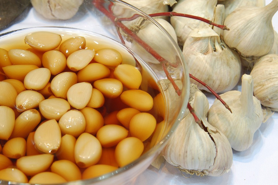 Mặc dù tỏi mang lại nhiều lợi ích, song người bị đau dạ dày, rối loạn đông máu hoặc đang sử dụng thuốc chống đông cần tham khảo ý kiến bác sĩ trước khi dùng thường xuyên. Ngoài ra, không nên ăn quá nhiều tỏi trong thời gian dài hoặc khi bụng quá đói để tránh kích ứng dạ dày. Ảnh minh họa