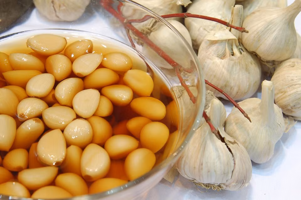 Mặc dù tỏi mang lại nhiều lợi ích, song người bị đau dạ dày, rối loạn đông máu hoặc đang sử dụng thuốc chống đông cần tham khảo ý kiến bác sĩ trước khi dùng thường xuyên. Ngoài ra, không nên ăn quá nhiều tỏi trong thời gian dài hoặc khi bụng quá đói để tránh kích ứng dạ dày. Ảnh minh họa