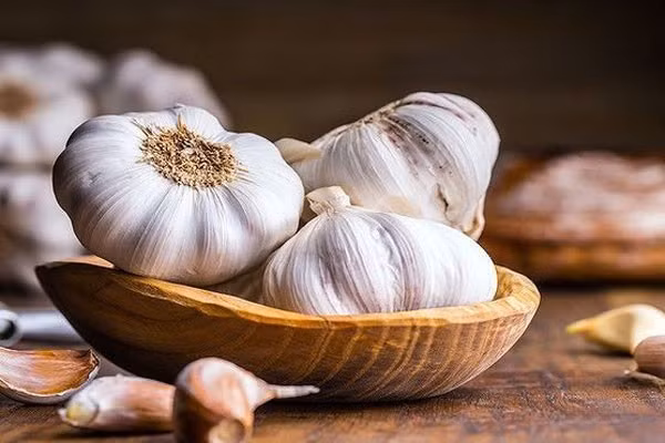 Mỗi sáng, chỉ cần ăn 1–2 tép tỏi sống cùng một cốc nước ấm khi bụng còn rỗng, cơ thể sẽ được kích thích trao đổi chất tốt hơn. Nếu lo ngại mùi hôi, có thể kết hợp tỏi với vài giọt chanh hoặc giấm táo để dễ uống và làm dịu vị cay nồng. Ảnh minh họa