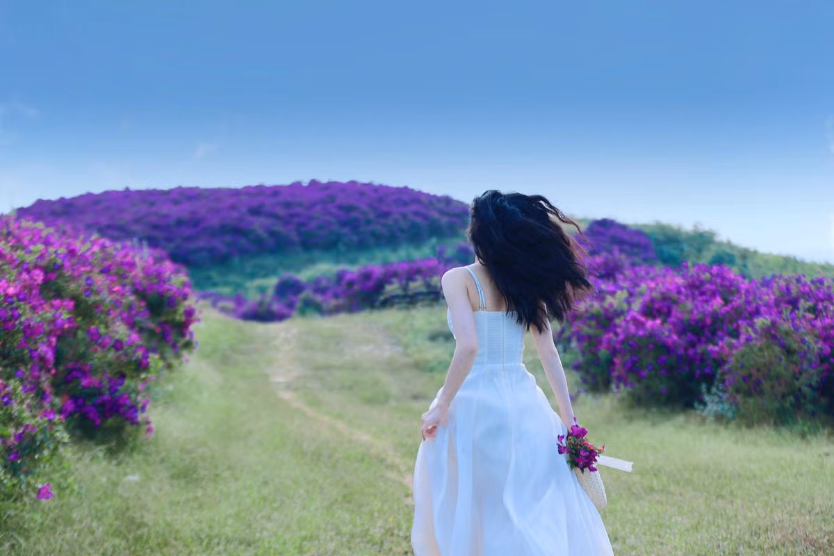 Mẹo nhỏ cho du khách khi đến Suối Bon: mang giày thể thao hoặc dép leo núi để di chuyển dễ dàng, chuẩn bị máy ảnh, điện thoại hay flycam để lưu lại toàn cảnh đồi sim. Đi theo nhóm hoặc cùng gia đình sẽ giúp chuyến tham quan vừa an toàn, vừa thêm phần thú vị. Ảnh Đỗ Thị Như Quỳnh