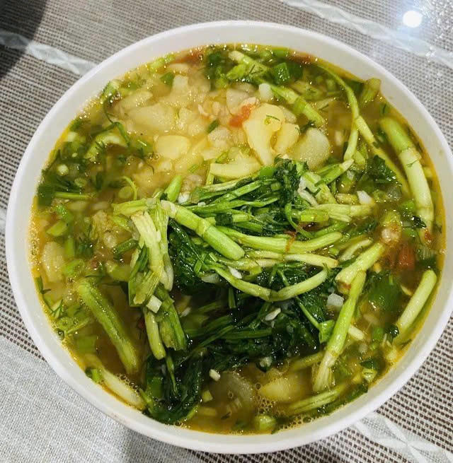 Một trong những tác dụng nổi bật của canh khoai tây rau cần là hỗ trợ ổn định huyết áp. Kali từ khoai tây kết hợp với các hợp chất tự nhiên trong rau cần giúp mạch máu giãn nở, máu lưu thông thuận lợi hơn. Ảnh minh họa