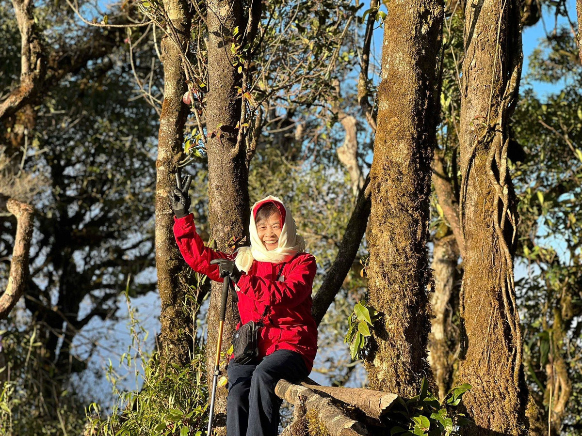 Giữa biển mây trắng xóa, nụ cười của người phụ nữ U70 rạng rỡ hơn cả ánh nắng sớm vùng cao.