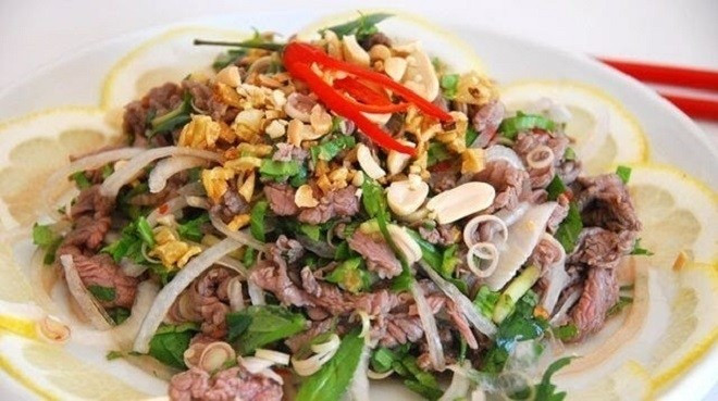 Theo Taste Atlas, bò tái chanh là món ăn đặc trưng của ẩm thực Việt Nam, nổi bật bởi kỹ thuật làm chín thịt bò bằng axit tự nhiên từ chanh. Thịt bò tươi được thái mỏng, ướp gia vị rồi trộn cùng nước cốt chanh, giúp thịt chín tái vừa đủ, giữ được độ mềm, ngọt và hương vị nguyên bản. Ảnh minh họa